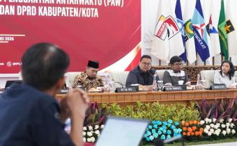 Ketua Bawaslu Rahmat Bagja (kedua dari kiri) dalam Forum Diskusi Terpumpun Kajian Hukum Permasalahan Proses Penggantian Antarwaktu (PAW) Anggota DPR, DPRD Provinsi, dan DPRD Kabupaten/Kota, di Kantor KPU, Selasa (26/5/2026).
