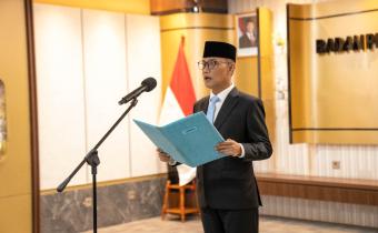 Sekertaris Jenderal Bawaslu Ferdinand Eskol Tiar Sirait melantik lima Pejabat Administrator dan Jabatan Pengawas Bawaslu, di Kantor Bawaslu, Selasa (26/5/2026). Foto: Pemberitaan dan Publikasi Bawaslu RI