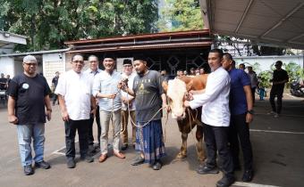 Sekretaris Jenderal Bawaslu Ferdinand Eskol Tiar Sirait bersama jajarannya, saat membuka kegiatan pemotongan hewan kurban dalam rangka merayakan Hari Raya Idul Adha 1447 H, Rabu (27/6/2026) di kantor Bawaslu.