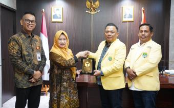 Deputi Bidang Dukungan Teknis Bawaslu Yusti Erlina saat menerima audiensi dari Pengurus Pusat (PP) Pemuda Katolik di Bawaslu Gedung B, Jakarta, Rabu (8/4/2026