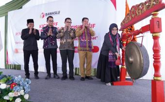 Anggota Bawaslu, Kordiv Pencegahan, Partisipasi Masyarakat dan Hubungan Masyarakat Lolly Suhenty saat membuka Kick Off Pendidikan Pengawas Partisipatif di Kabupaten Tangerang, Banten, Selasa (12/5/2026).