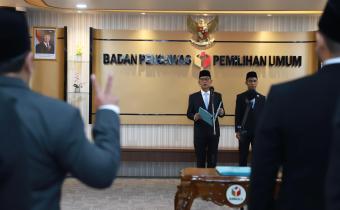 Sekretaris Jendral Bawaslu Ferdinand Eskol Tiar Sirait saat melantik 14 pejabat fungsional dan 189 pejabat administrasi lingkungan Bawaslu, di Jakarta, Rabu (13/5/2026).
