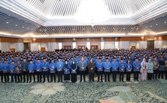 Bawaslu melantik 1835 CPNS secara daring dan luring pada Selasa (19/5/2026). Acara pelantikan tersebut dihadiri oleh Sekretaris Jenderal Bawaslu Ferdinand Eskol Tiar Sirait, Ketua Bawaslu Rahmat Bagja, Anggota Bawaslu Herwyn J.H. Malonda, Deputi Bidang Administrasi La Bayoni, Deputi Dukungan Teknis Yusti Erlina, dan Inspektur Utama Rini Wartini.