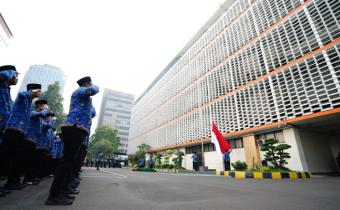 Anggota Bawaslu Herwyn J.H. Malonda beserta jajaran saat Upacara Peringatan Hari Lahir Pancasila di Gedung Bawaslu, Senin (1/6/2026).