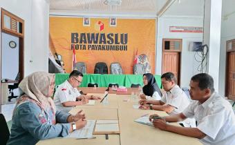 Foto Ketua dan Anggota Bawaslu Kota Payakumbuh melaksanakan Rapat Pleno Rutin Mingguan 