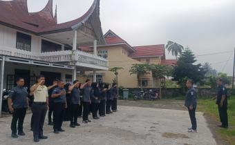 Foto Bawaslu melaksanakan Apel Senin Pagi yang dilaksanakan di Halaman Kantor Bawaslu Kota Payakumbuh