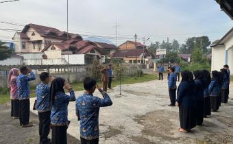 Ade Jumiarti Marlia selaku Anggota Bawaslu Kota Payakumbuh menjadi Pembina Upacara Peringatan Hari Lahir Pancasila