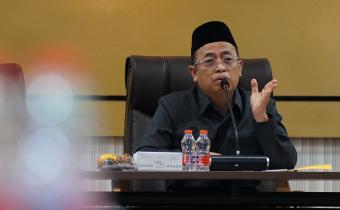 Anggota Puadi saat memberikan arahan pada Sosialisasi Pelaksanaan Kompetisi Debat Penegakan Hukum Pemilu VI di gedung Bawaslu, Senin (22/6/2026).