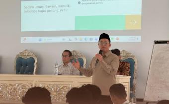 Anggota Bawaslu Puadi saat menjadi narasumber Intermediate Training (LK II) Tingkat Nasional Himpunan Mahasiswa Islam Koordinator Komisariat Universitas Negeri Jakarta, Cabang Jakarta Raya di Depok, Jawa Barat, Selasa (30/6/2026).